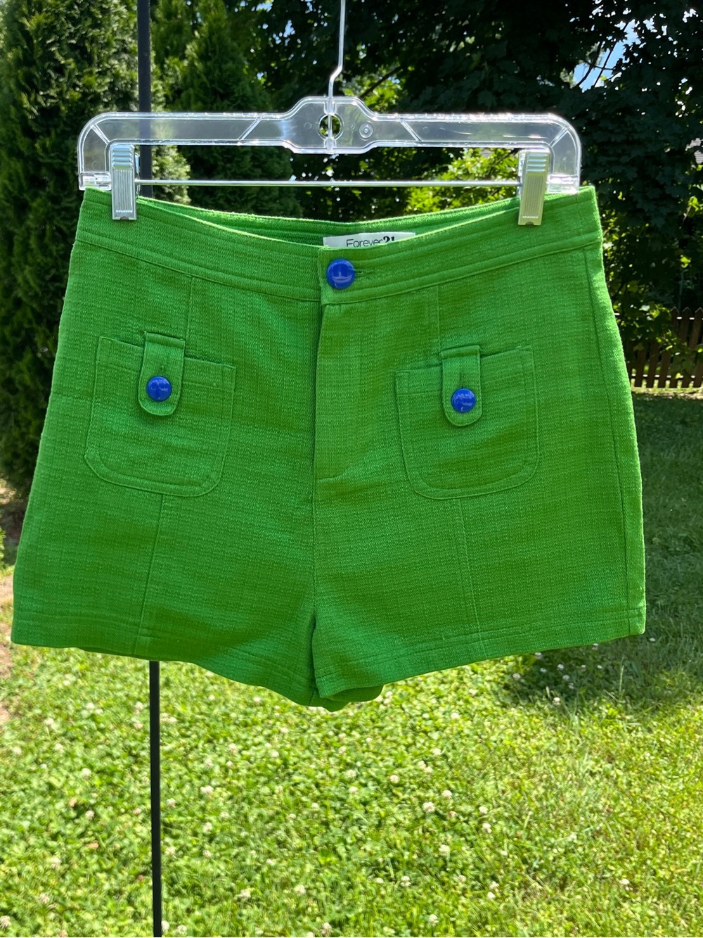 Adorable Green Forever 21 Women’s Shorts. Blue buttons. Retro inspired!
